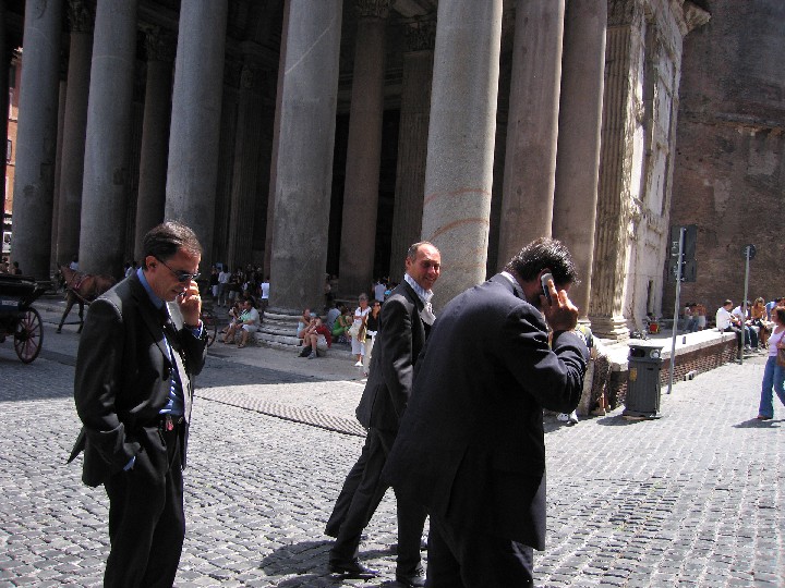 047_Rome_men_with_cell_phones_2005-08-10b_IMG_1998