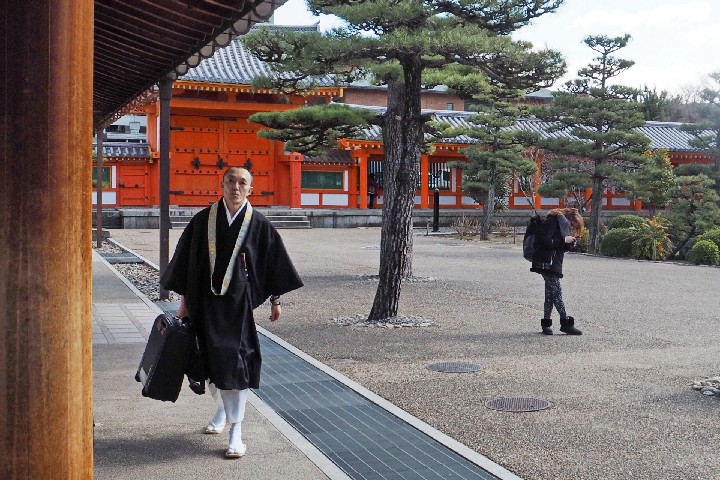 MonkWalkingKyoto_Japan_Oly_20180213_P2130138b
