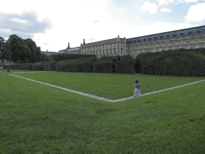 ToddlerAtTheLouvre_corr-c_20110714_7531