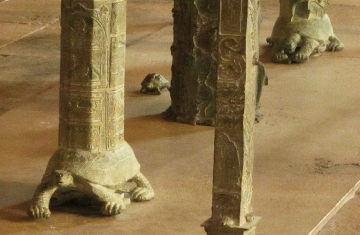001g_Turtle_Altar_Table_MMarittima_7x10b_300ppi_20100729_IMG_6650